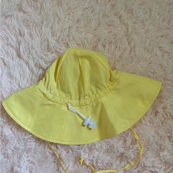 Ruffle butts 12-18 month swimsuit ๐ฉฑ and hat ๐ set - Picture 6 of 6